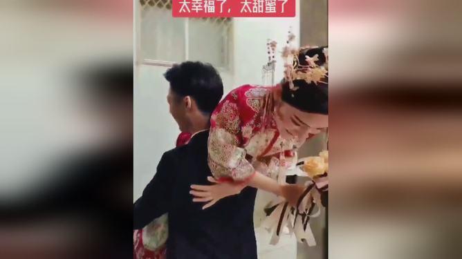 逃出轿车的女孩